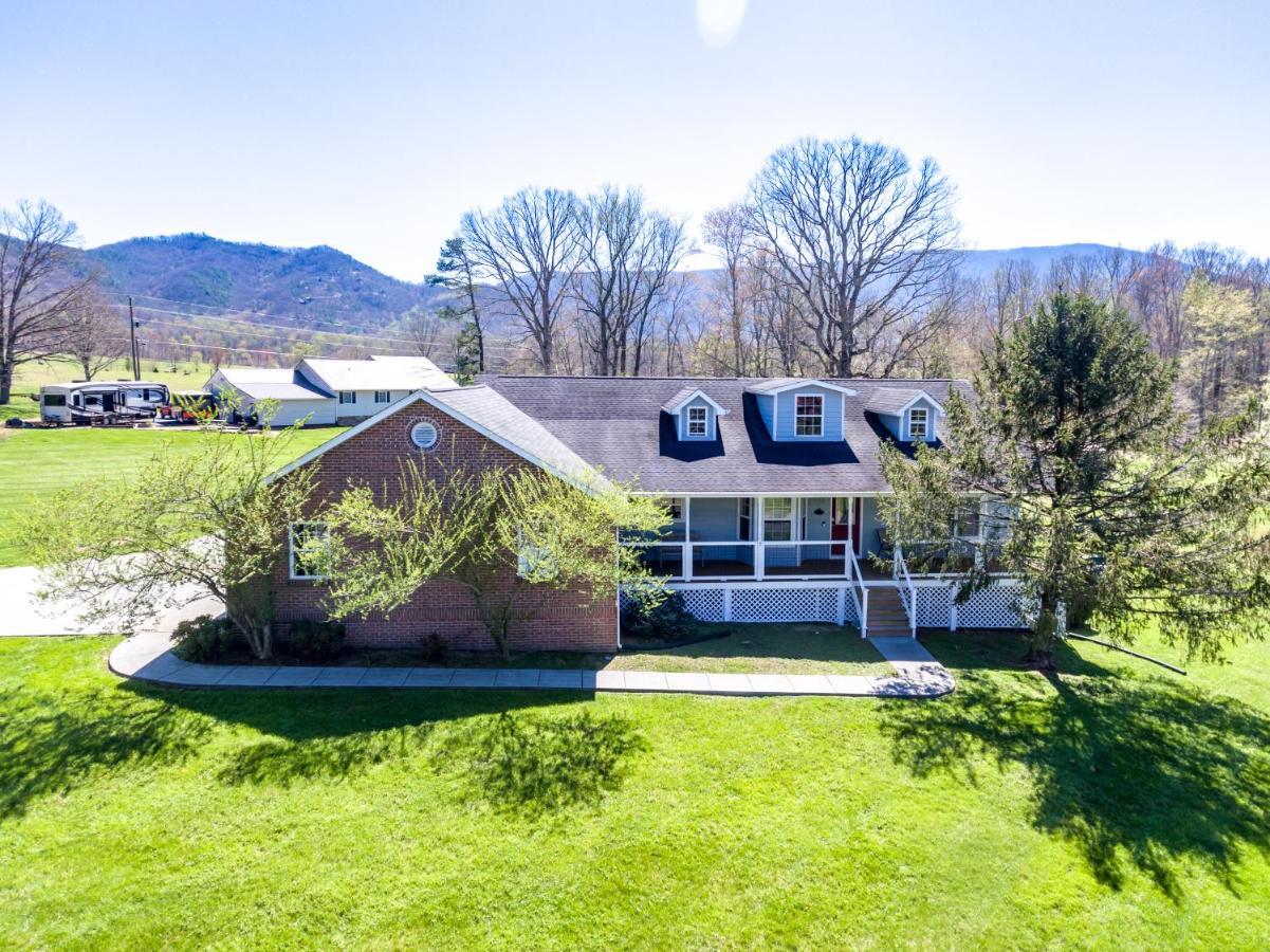 Bears Valley Inn - Great Location! - Peaceful, Children And Dog Friendly Retreat - Less Than 15 Min To All Attractions - Private Pool Club & Fishing Hole - Game Room With Tv Sevierville Exterior foto